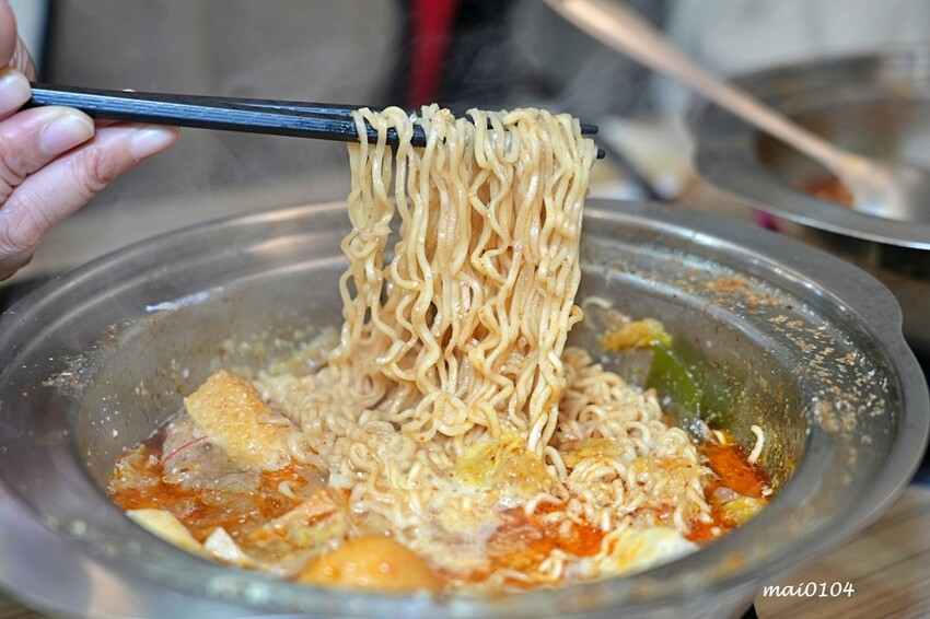 桃園市中壢區中壢小火鍋推薦|逸小鍋鍋の物~單人獨享鴛鴦鍋、素食鍋物、自助吧七種麵食、冷熱飲、冰淇淋、霜淇淋、壽喜