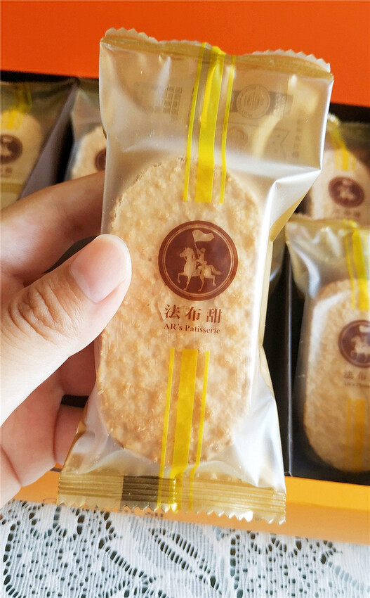 伴手禮界的愛馬仕, 法布甜原味馬卡龍鳳梨酥+卡滋蛋黃酥07.jpg