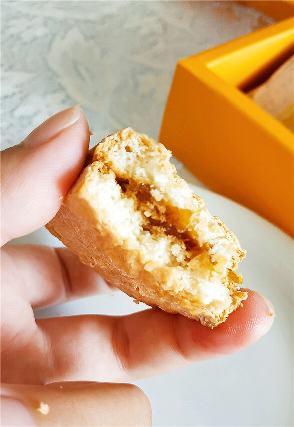 伴手禮界的愛馬仕, 法布甜原味馬卡龍鳳梨酥+卡滋蛋黃酥03.jpg