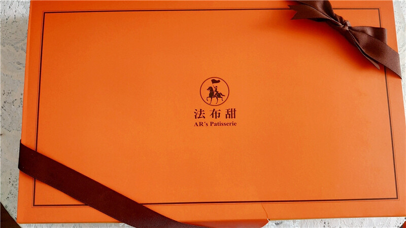 伴手禮界的愛馬仕, 法布甜原味馬卡龍鳳梨酥+卡滋蛋黃酥01.jpg