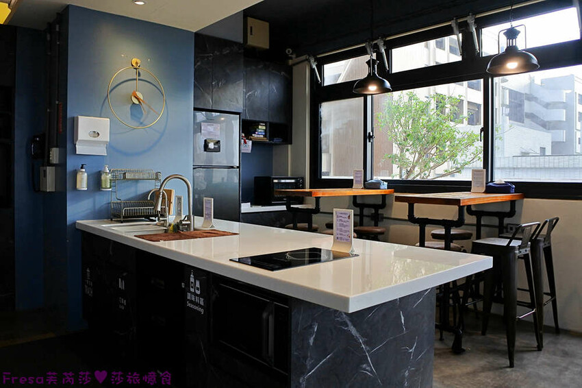 嘉義住宿【OINN文化輕旅】工業紅磚風格雙人套房.早餐票券自選商家超貼心│專屬樓層背包客房│文化路夜市│嘉義青旅│嘉義飯店│嘉義住宿 - Fresa芙芮莎♥莎旅憶食