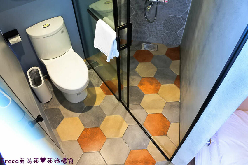 嘉義住宿【OINN文化輕旅】工業紅磚風格雙人套房.早餐票券自選商家超貼心│專屬樓層背包客房│文化路夜市│嘉義青旅│嘉義飯店│嘉義住宿 - Fresa芙芮莎♥莎旅憶食