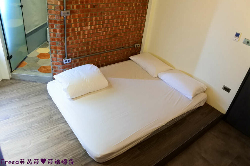 嘉義住宿【OINN文化輕旅】工業紅磚風格雙人套房.早餐票券自選商家超貼心│專屬樓層背包客房│文化路夜市│嘉義青旅│嘉義飯店│嘉義住宿 - Fresa芙芮莎♥莎旅憶食