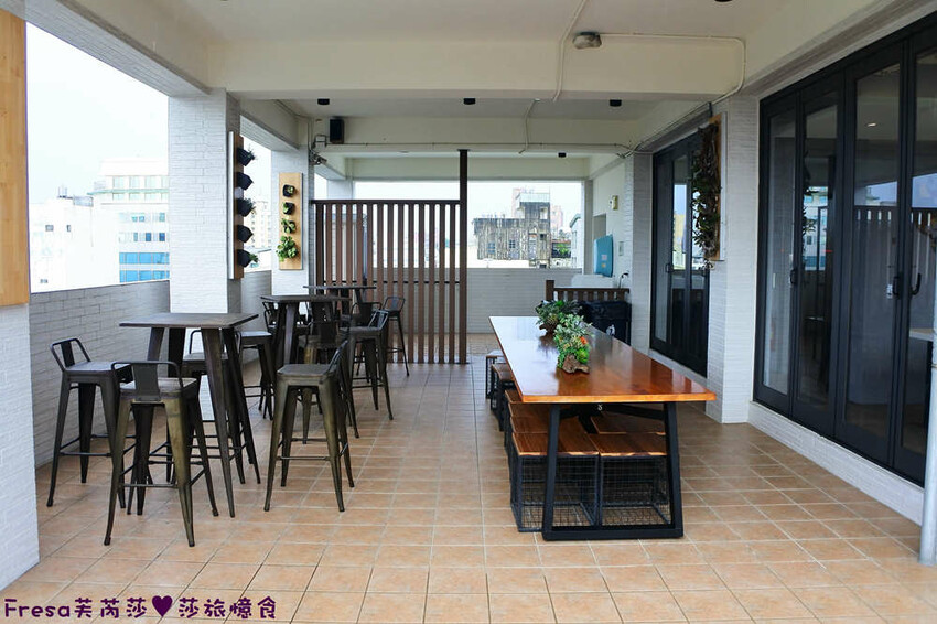 嘉義住宿【OINN文化輕旅】工業紅磚風格雙人套房.早餐票券自選商家超貼心│專屬樓層背包客房│文化路夜市│嘉義青旅│嘉義飯店│嘉義住宿 - Fresa芙芮莎♥莎旅憶食