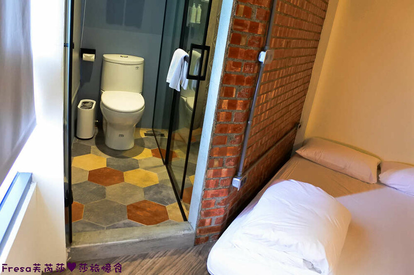 嘉義住宿【OINN文化輕旅】工業紅磚風格雙人套房.早餐票券自選商家超貼心│專屬樓層背包客房│文化路夜市│嘉義青旅│嘉義飯店│嘉義住宿 - Fresa芙芮莎♥莎旅憶食