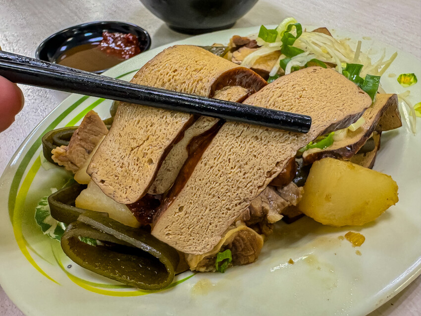 高雄市苓雅區高雄美食 – 福安陽春麵 x 在地人氣30年古早味！苓雅必吃陽春麵！必點豬油拌麵