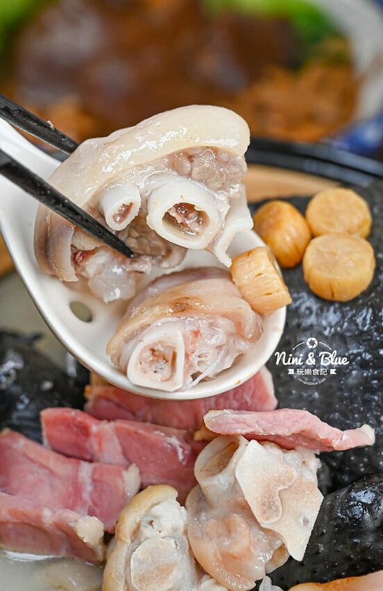 台中超人氣冊子油飯年菜一套只要4688元，可單點、宅配、門市自取 ，2025年菜推薦@Nini and Blue  玩樂食記