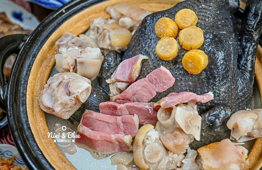 台中超人氣冊子油飯年菜一套只要4688元，可單點、宅配、門市自取 ，2025年菜推薦@Nini and Blue  玩樂食記