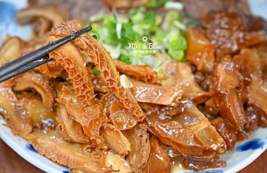 台中超人氣冊子油飯年菜一套只要4688元，可單點、宅配、門市自取 ，2025年菜推薦@Nini and Blue  玩樂食記