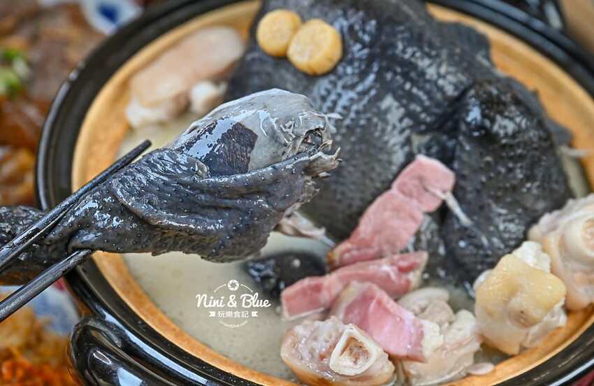 台中超人氣冊子油飯年菜一套只要4688元，可單點、宅配、門市自取 ，2025年菜推薦@Nini and Blue  玩樂食記