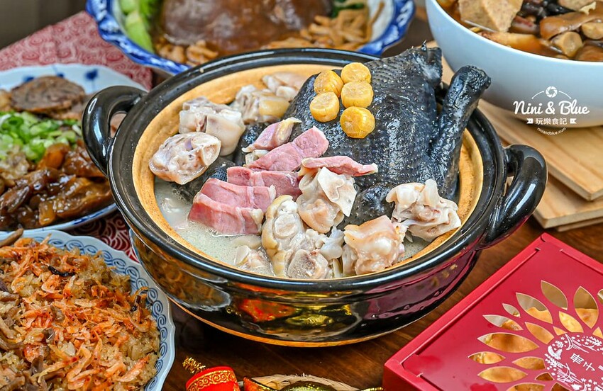 台中超人氣冊子油飯年菜一套只要4688元，可單點、宅配、門市自取 ，2025年菜推薦@Nini and Blue  玩樂食記