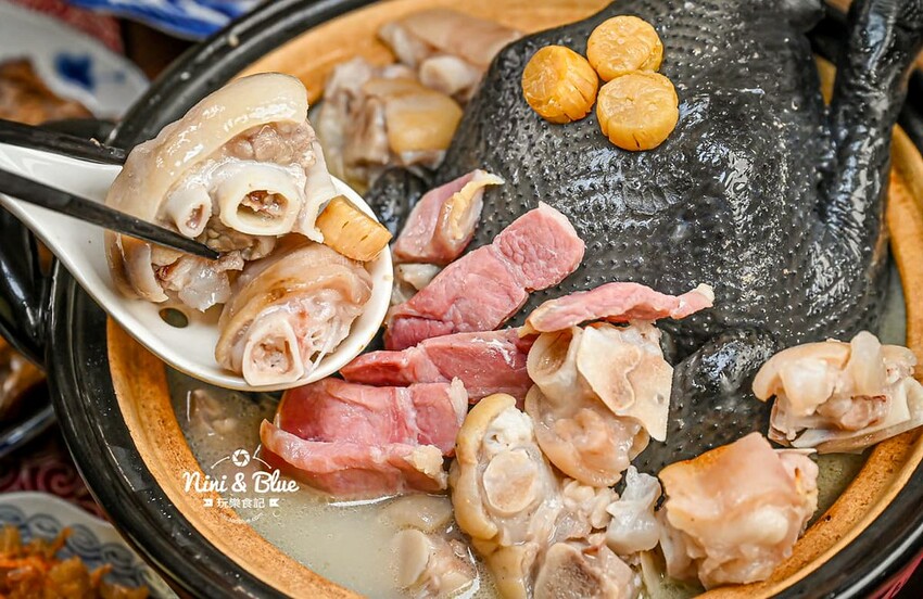 台中超人氣冊子油飯年菜一套只要4688元，可單點、宅配、門市自取 ，2025年菜推薦@Nini and Blue  玩樂食記