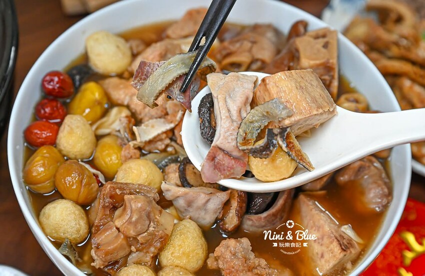 台中超人氣冊子油飯年菜一套只要4688元，可單點、宅配、門市自取 ，2025年菜推薦@Nini and Blue  玩樂食記