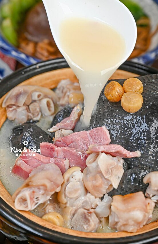 台中超人氣冊子油飯年菜一套只要4688元，可單點、宅配、門市自取 ，2025年菜推薦@Nini and Blue  玩樂食記