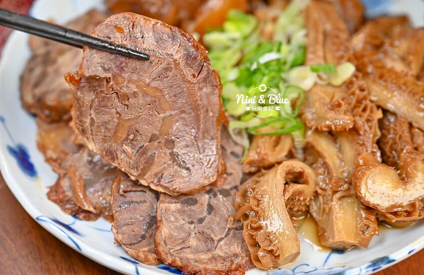 台中超人氣冊子油飯年菜一套只要4688元，可單點、宅配、門市自取 ，2025年菜推薦@Nini and Blue  玩樂食記