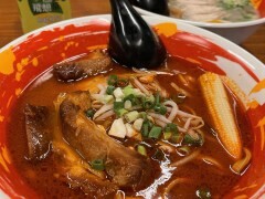 中壢人氣拉麵推薦—豚戈 TonKo Ramen 拉麵&精釀啤酒專門店，超特別柚子清湯拉麵讓人忍不住把湯喝完！