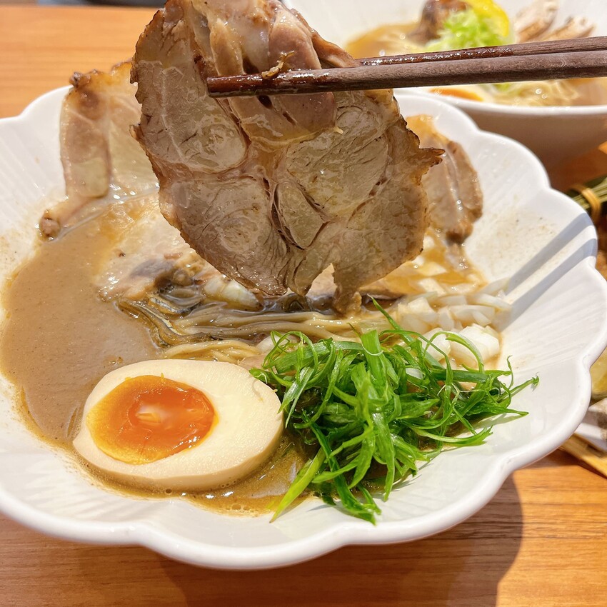 中壢人氣拉麵推薦—豚戈 TonKo Ramen 拉麵&精釀啤酒專門店，超特別柚子清湯拉麵讓人忍不住把湯喝完！