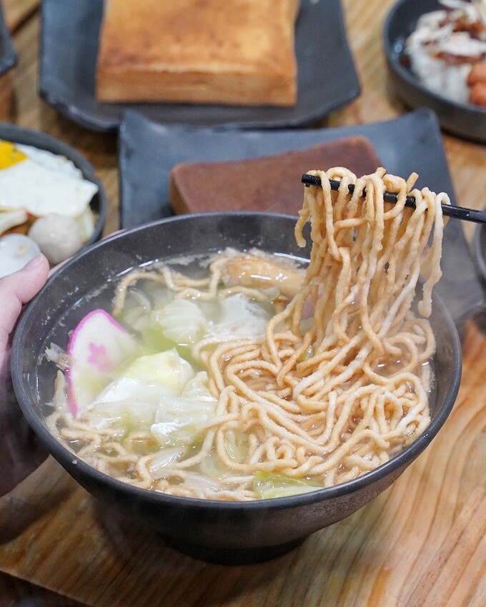 新竹宵夜新選擇「隔壁宵夜新竹店」，推薦必點厚奶酥系列，平價美味且口味選擇多元！還有炒泡麵、鍋燒麵、紅蔥豬油拌飯、蛋餅等等，夜貓族宵夜再多一選擇啦！ - 阿華田的美食日記