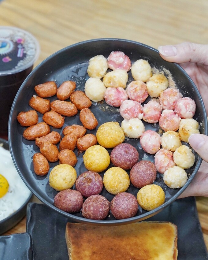 新竹宵夜新選擇「隔壁宵夜新竹店」，推薦必點厚奶酥系列，平價美味且口味選擇多元！還有炒泡麵、鍋燒麵、紅蔥豬油拌飯、蛋餅等等，夜貓族宵夜再多一選擇啦！ - 阿華田的美食日記