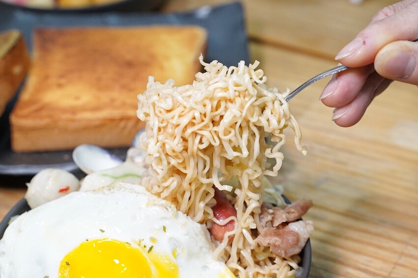 新竹宵夜新選擇「隔壁宵夜新竹店」，推薦必點厚奶酥系列，平價美味且口味選擇多元！還有炒泡麵、鍋燒麵、紅蔥豬油拌飯、蛋餅等等，夜貓族宵夜再多一選擇啦！ - 阿華田的美食日記