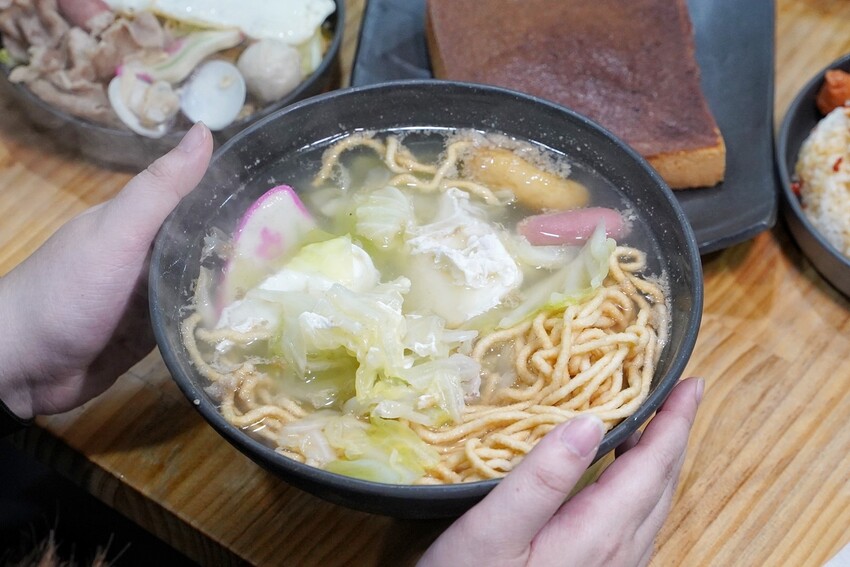 新竹宵夜新選擇「隔壁宵夜新竹店」，推薦必點厚奶酥系列，平價美味且口味選擇多元！還有炒泡麵、鍋燒麵、紅蔥豬油拌飯、蛋餅等等，夜貓族宵夜再多一選擇啦！ - 阿華田的美食日記