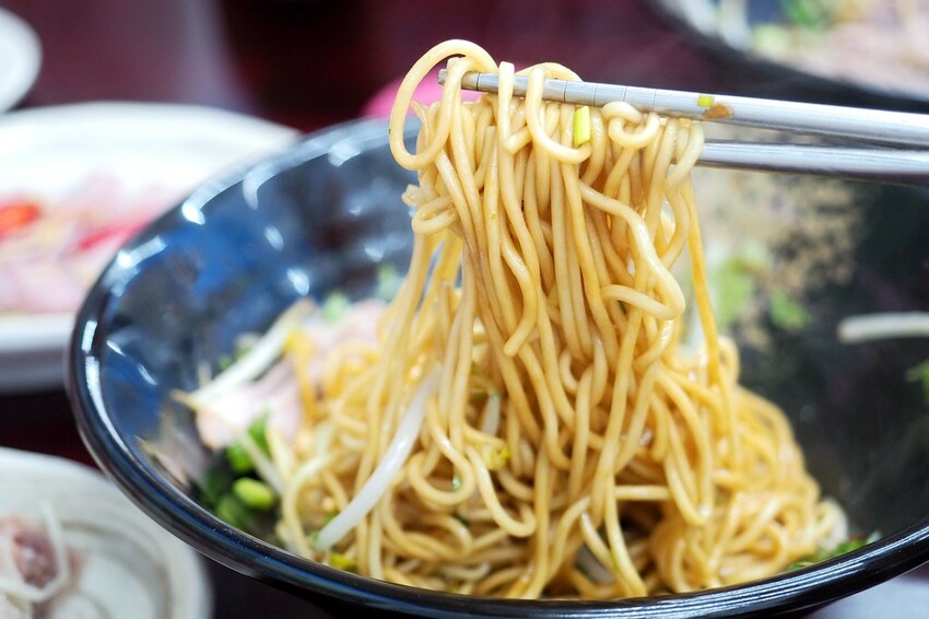 招牌溫體鵝肉軟嫩多汁,還可以吃到來自花蓮的玉里麵和剝皮辣椒鵝肉湯喔!!!龍潭大池旁♥國鼎鵝肉飯玉里麵龍潭