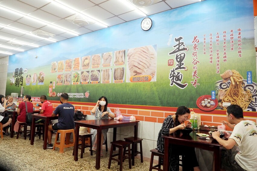 招牌溫體鵝肉軟嫩多汁,還可以吃到來自花蓮的玉里麵和剝皮辣椒鵝肉湯喔!!!龍潭大池旁♥國鼎鵝肉飯玉里麵龍潭