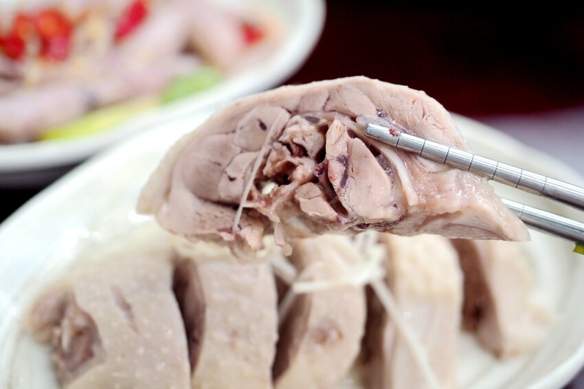 招牌溫體鵝肉軟嫩多汁,還可以吃到來自花蓮的玉里麵和剝皮辣椒鵝肉湯喔!!!龍潭大池旁♥國鼎鵝肉飯玉里麵龍潭