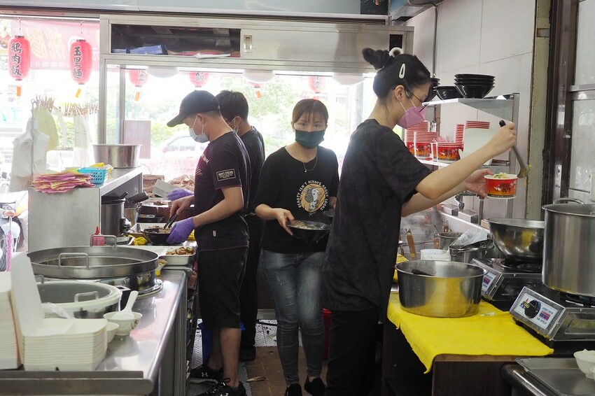 招牌溫體鵝肉軟嫩多汁,還可以吃到來自花蓮的玉里麵和剝皮辣椒鵝肉湯喔!!!龍潭大池旁♥國鼎鵝肉飯玉里麵龍潭