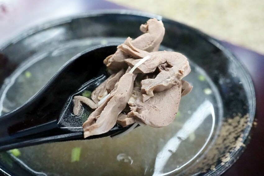 招牌溫體鵝肉軟嫩多汁,還可以吃到來自花蓮的玉里麵和剝皮辣椒鵝肉湯喔!!!龍潭大池旁♥國鼎鵝肉飯玉里麵龍潭