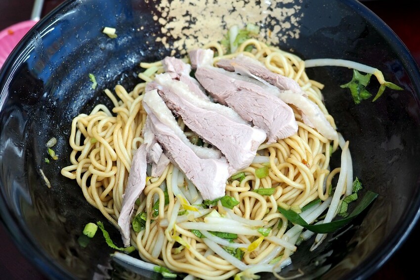 招牌溫體鵝肉軟嫩多汁,還可以吃到來自花蓮的玉里麵和剝皮辣椒鵝肉湯喔!!!龍潭大池旁♥國鼎鵝肉飯玉里麵龍潭