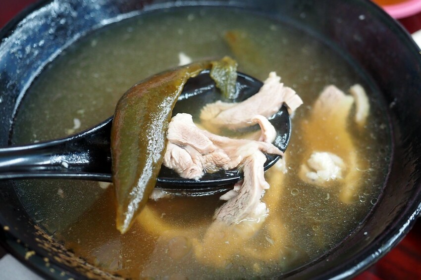 招牌溫體鵝肉軟嫩多汁,還可以吃到來自花蓮的玉里麵和剝皮辣椒鵝肉湯喔!!!龍潭大池旁♥國鼎鵝肉飯玉里麵龍潭