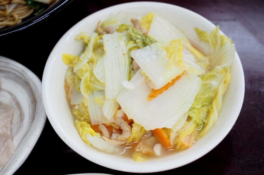 招牌溫體鵝肉軟嫩多汁,還可以吃到來自花蓮的玉里麵和剝皮辣椒鵝肉湯喔!!!龍潭大池旁♥國鼎鵝肉飯玉里麵龍潭