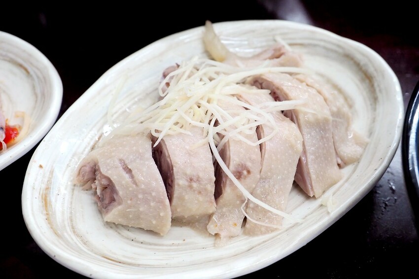 招牌溫體鵝肉軟嫩多汁,還可以吃到來自花蓮的玉里麵和剝皮辣椒鵝肉湯喔!!!龍潭大池旁♥國鼎鵝肉飯玉里麵龍潭