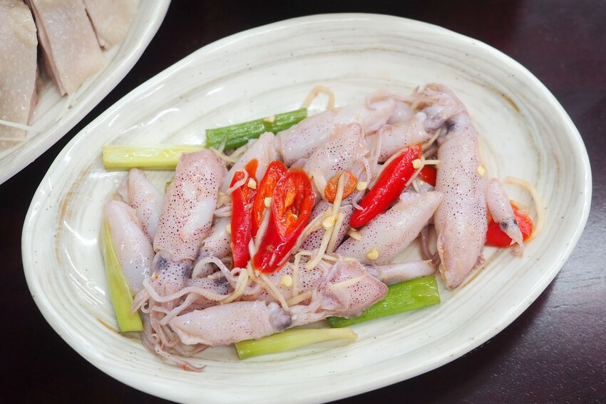 招牌溫體鵝肉軟嫩多汁,還可以吃到來自花蓮的玉里麵和剝皮辣椒鵝肉湯喔!!!龍潭大池旁♥國鼎鵝肉飯玉里麵龍潭