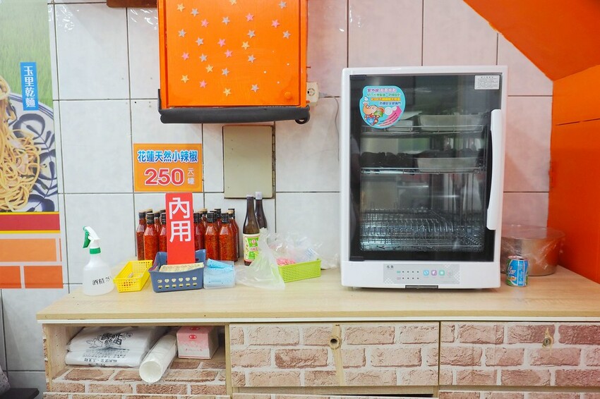 招牌溫體鵝肉軟嫩多汁,還可以吃到來自花蓮的玉里麵和剝皮辣椒鵝肉湯喔!!!龍潭大池旁♥國鼎鵝肉飯玉里麵龍潭