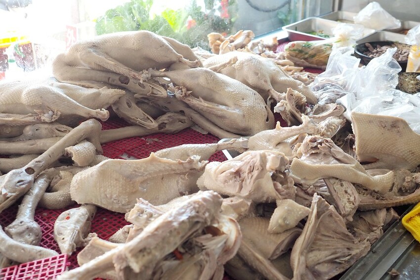 招牌溫體鵝肉軟嫩多汁,還可以吃到來自花蓮的玉里麵和剝皮辣椒鵝肉湯喔!!!龍潭大池旁♥國鼎鵝肉飯玉里麵龍潭