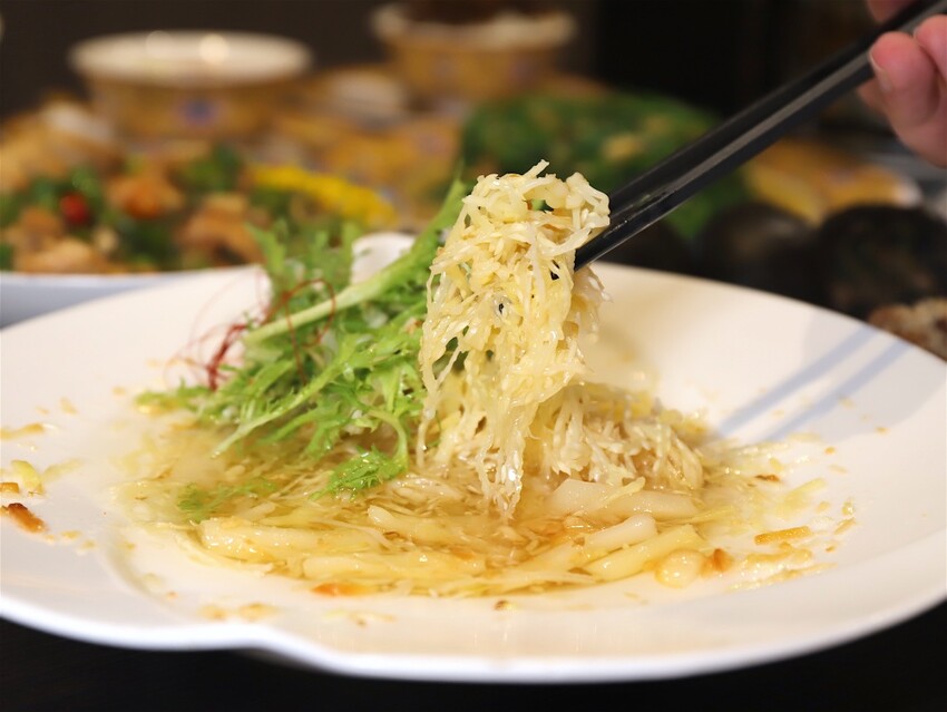 這家經典片皮烤鴨,皮酥肉香~尤其是甜麵醬酒釀香韻迷人,唇齒留香~