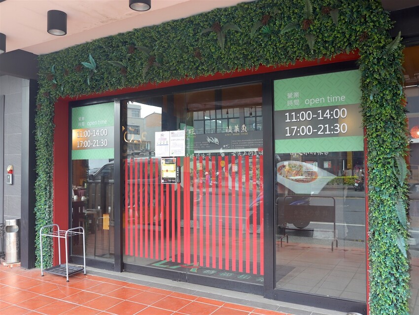 這家經典片皮烤鴨,皮酥肉香~尤其是甜麵醬酒釀香韻迷人,唇齒留香~