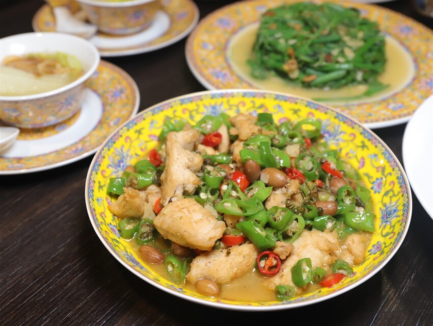 這家經典片皮烤鴨,皮酥肉香~尤其是甜麵醬酒釀香韻迷人,唇齒留香~