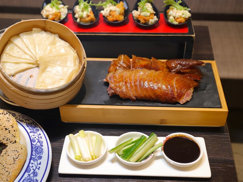 這家經典片皮烤鴨,皮酥肉香~尤其是甜麵醬酒釀香韻迷人,唇齒留香~