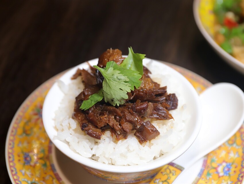 這家經典片皮烤鴨,皮酥肉香~尤其是甜麵醬酒釀香韻迷人,唇齒留香~