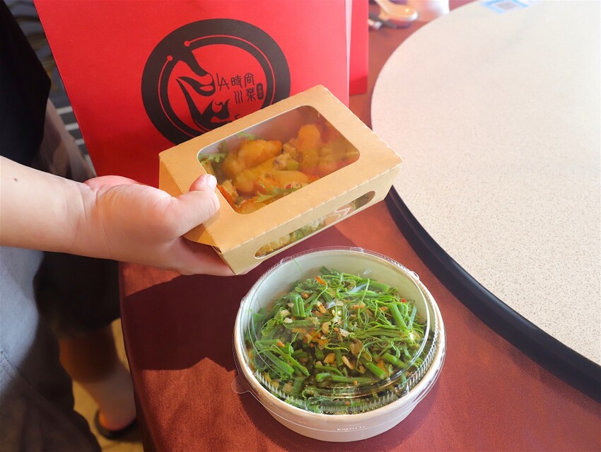 這家經典片皮烤鴨,皮酥肉香~尤其是甜麵醬酒釀香韻迷人,唇齒留香~