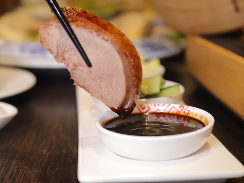 這家經典片皮烤鴨,皮酥肉香~尤其是甜麵醬酒釀香韻迷人,唇齒留香~