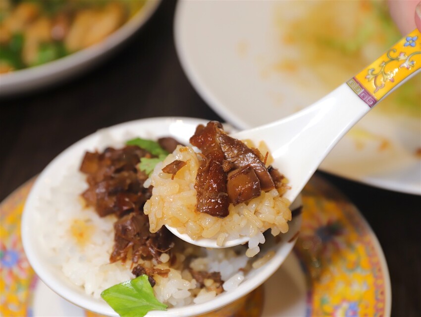 這家經典片皮烤鴨,皮酥肉香~尤其是甜麵醬酒釀香韻迷人,唇齒留香~