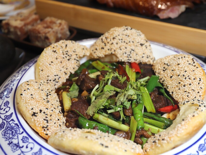 這家經典片皮烤鴨,皮酥肉香~尤其是甜麵醬酒釀香韻迷人,唇齒留香~