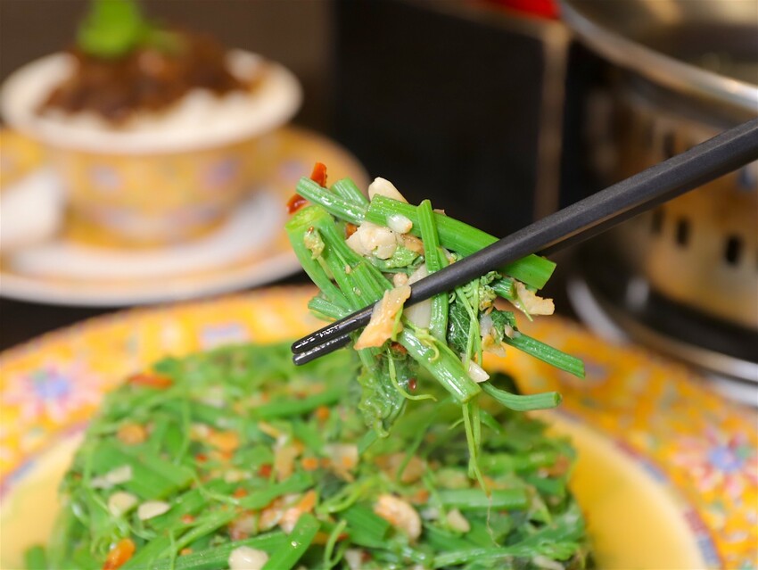 這家經典片皮烤鴨,皮酥肉香~尤其是甜麵醬酒釀香韻迷人,唇齒留香~