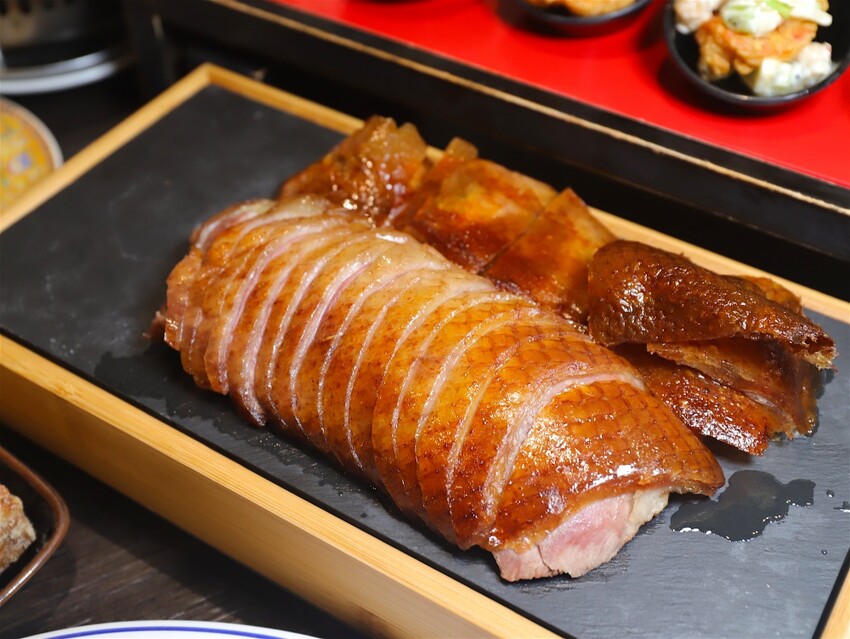 這家經典片皮烤鴨,皮酥肉香~尤其是甜麵醬酒釀香韻迷人,唇齒留香~