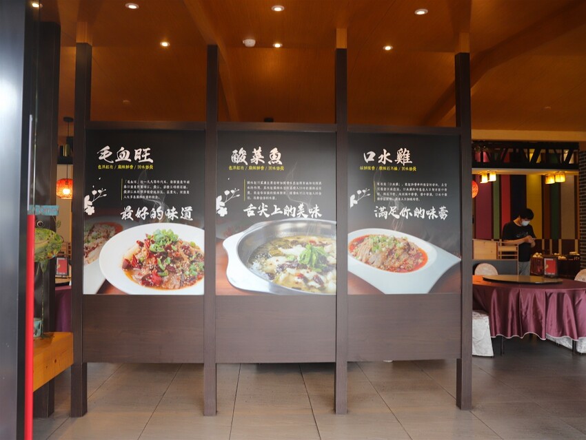 這家經典片皮烤鴨,皮酥肉香~尤其是甜麵醬酒釀香韻迷人,唇齒留香~