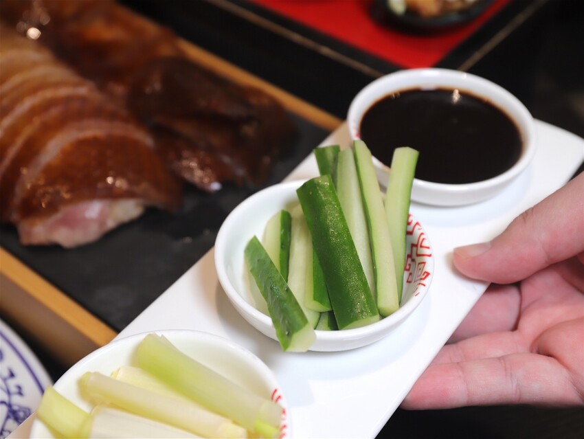 這家經典片皮烤鴨,皮酥肉香~尤其是甜麵醬酒釀香韻迷人,唇齒留香~